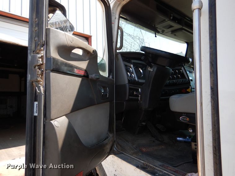 image for item LB9955 2015 Kenworth T800  semi truck