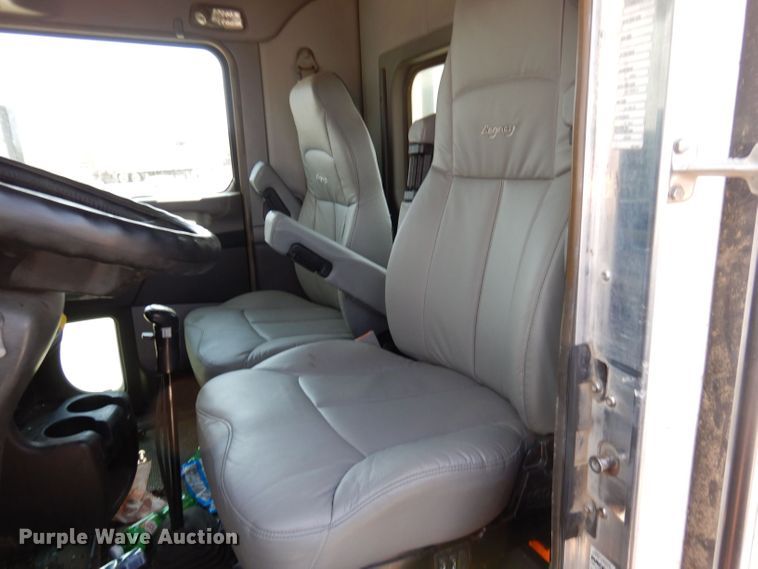 image for item LB9955 2015 Kenworth T800  semi truck