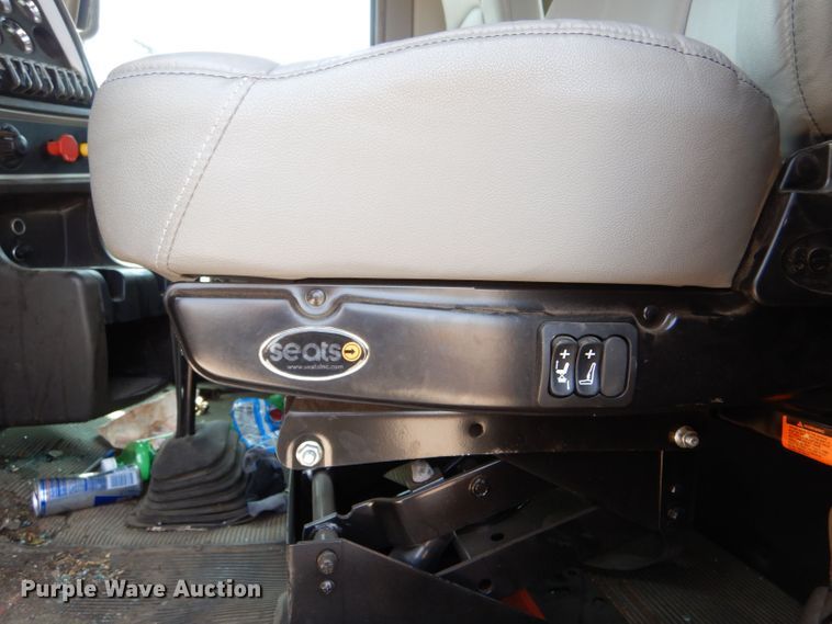 image for item LB9955 2015 Kenworth T800  semi truck