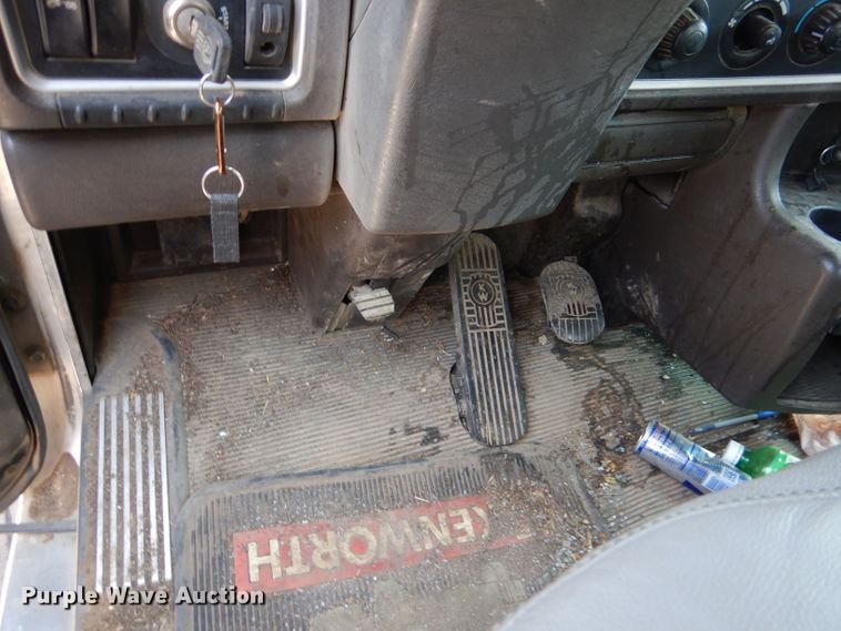 image for item LB9955 2015 Kenworth T800  semi truck