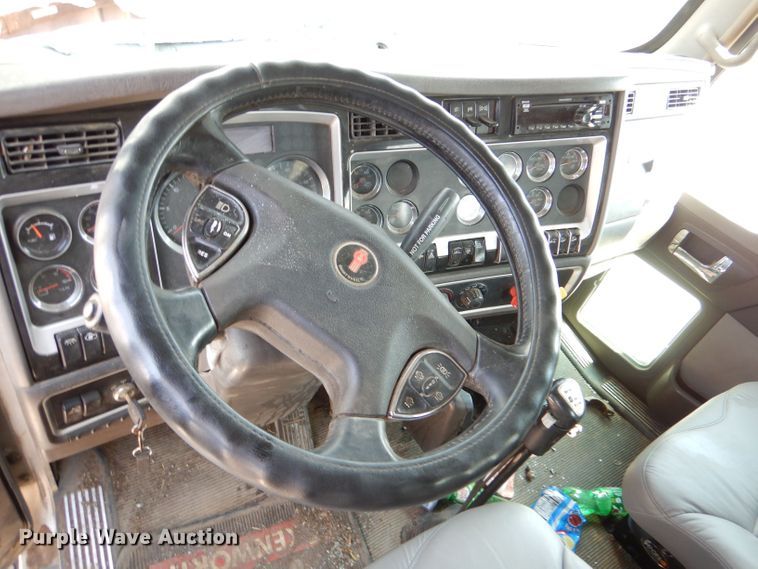 image for item LB9955 2015 Kenworth T800  semi truck