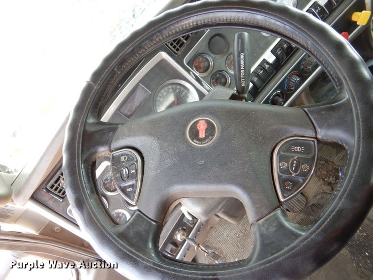 image for item LB9955 2015 Kenworth T800  semi truck