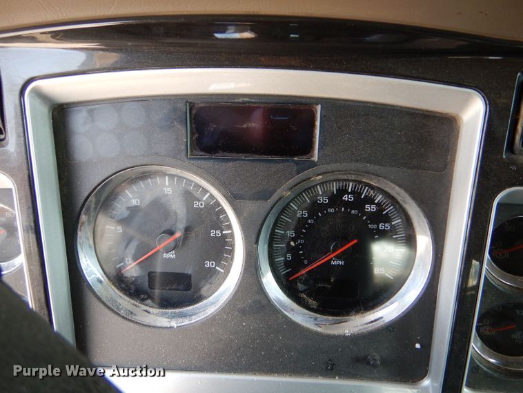 image for item LB9955 2015 Kenworth T800  semi truck