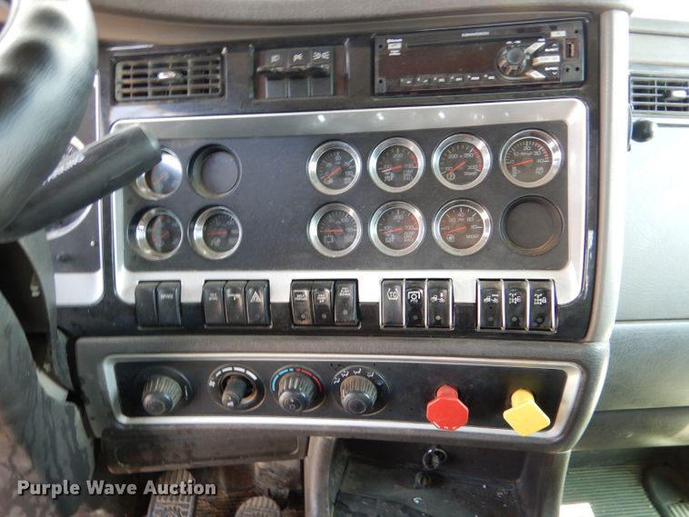 image for item LB9955 2015 Kenworth T800  semi truck