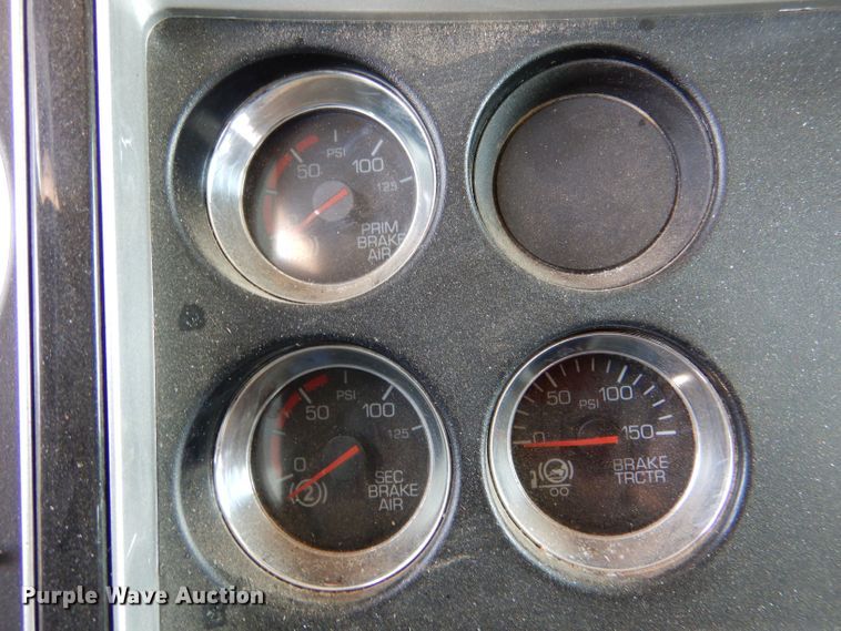 image for item LB9955 2015 Kenworth T800  semi truck