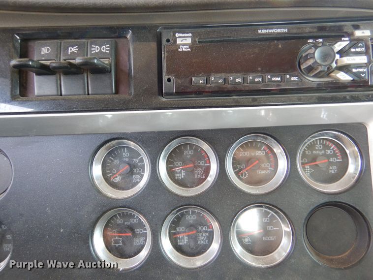 image for item LB9955 2015 Kenworth T800  semi truck
