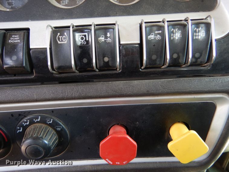 image for item LB9955 2015 Kenworth T800  semi truck