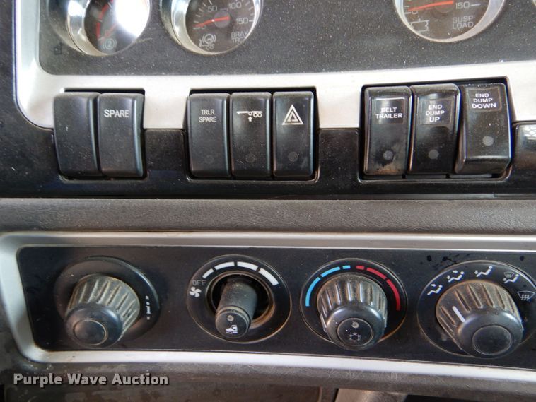 image for item LB9955 2015 Kenworth T800  semi truck