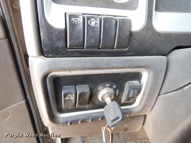 image for item LB9955 2015 Kenworth T800  semi truck