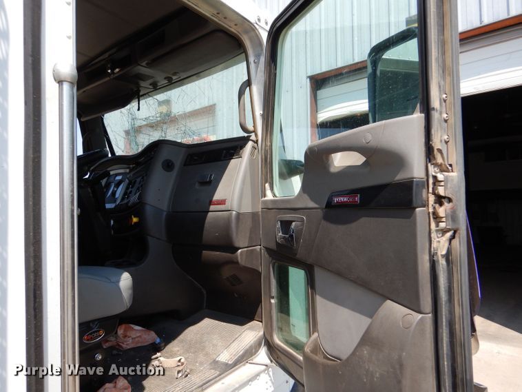 image for item LB9955 2015 Kenworth T800  semi truck