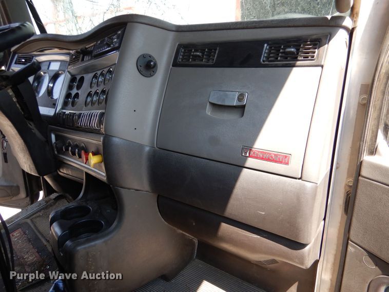 image for item LB9955 2015 Kenworth T800  semi truck