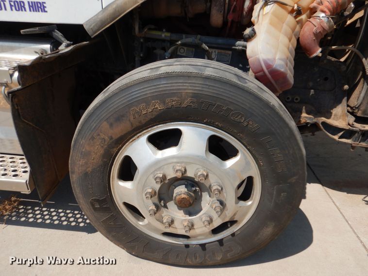 image for item LB9955 2015 Kenworth T800  semi truck