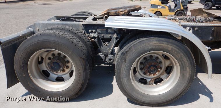 image for item LB9955 2015 Kenworth T800  semi truck