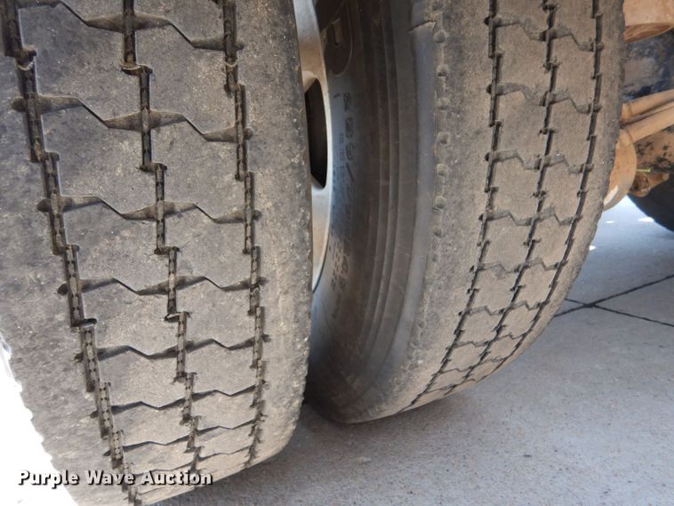 image for item LB9955 2015 Kenworth T800  semi truck