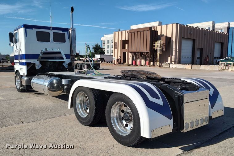 image for item LK9270 1999 Peterbilt 362  semi truck