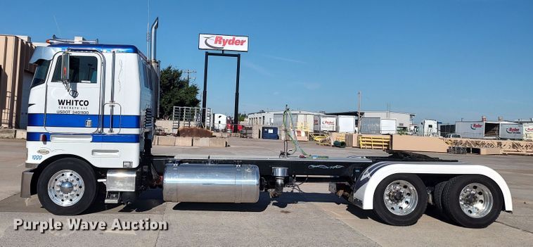 image for item LK9270 1999 Peterbilt 362  semi truck
