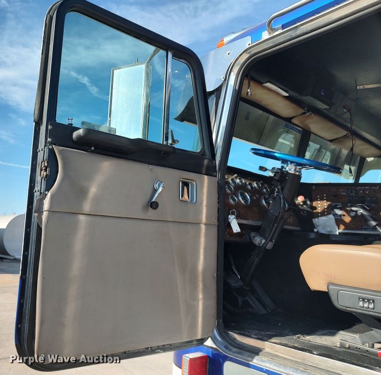 image for item LK9270 1999 Peterbilt 362  semi truck