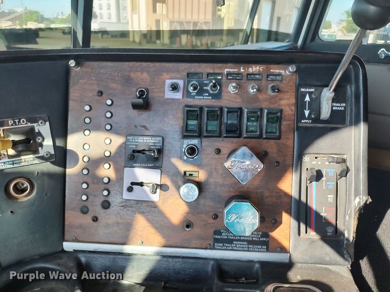 image for item LK9270 1999 Peterbilt 362  semi truck