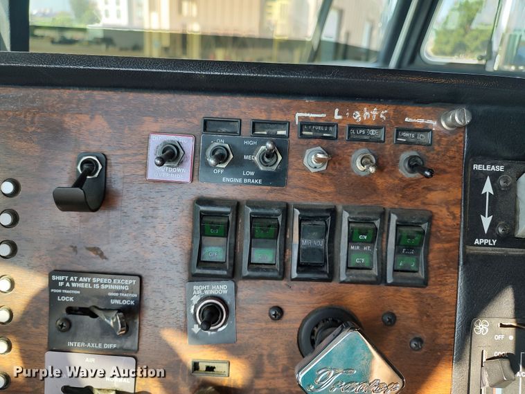 image for item LK9270 1999 Peterbilt 362  semi truck