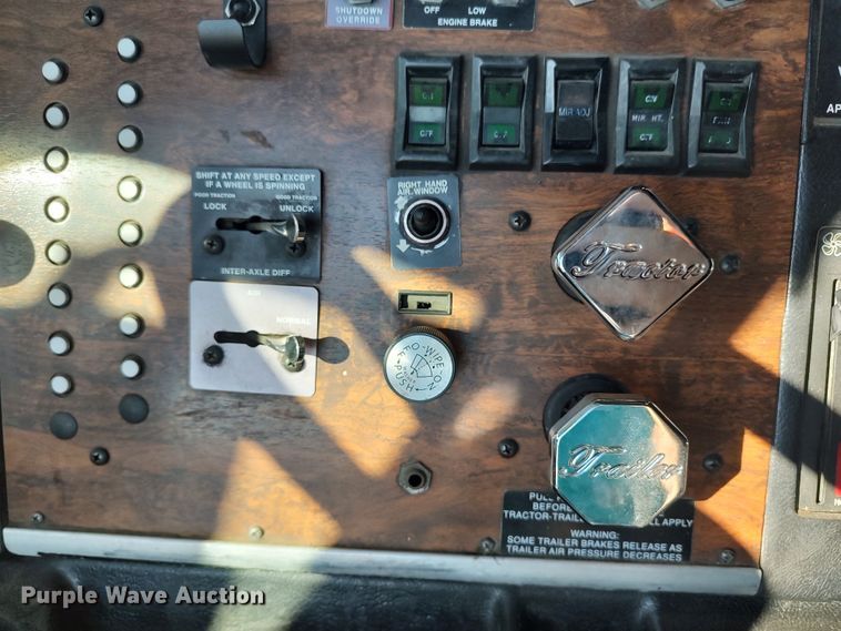 image for item LK9270 1999 Peterbilt 362  semi truck