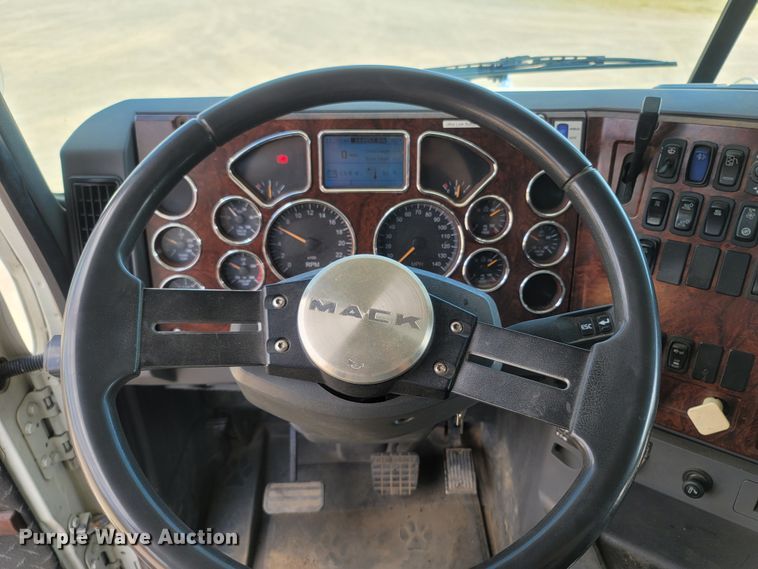 image for item LM9773 2014 Mack CXU613  semi truck