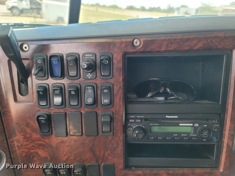 image for item LM9773 2014 Mack CXU613  semi truck