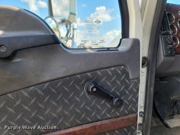 image for item LM9773 2014 Mack CXU613  semi truck