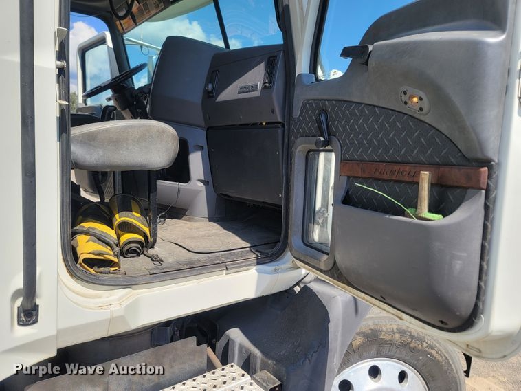 image for item LM9773 2014 Mack CXU613  semi truck