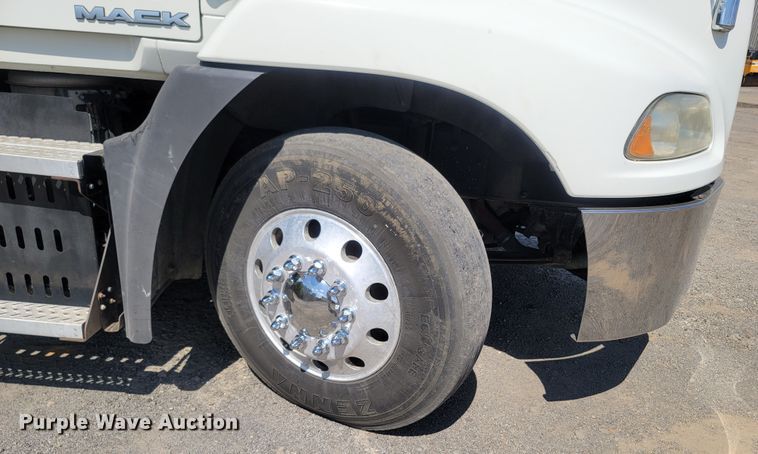 image for item LM9773 2014 Mack CXU613  semi truck