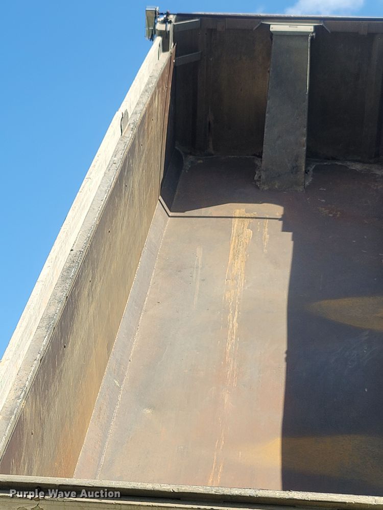 image for item LM9774 2001 RSTR 7418622009648LT  end dump trailer