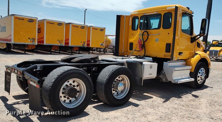 image for item LU9113 2019 Peterbilt 579  semi truck