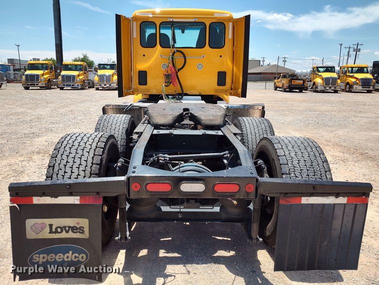 image for item LU9113 2019 Peterbilt 579  semi truck