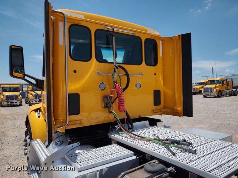 image for item LU9113 2019 Peterbilt 579  semi truck