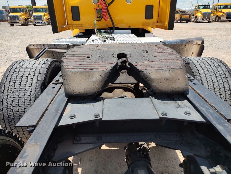 image for item LU9113 2019 Peterbilt 579  semi truck