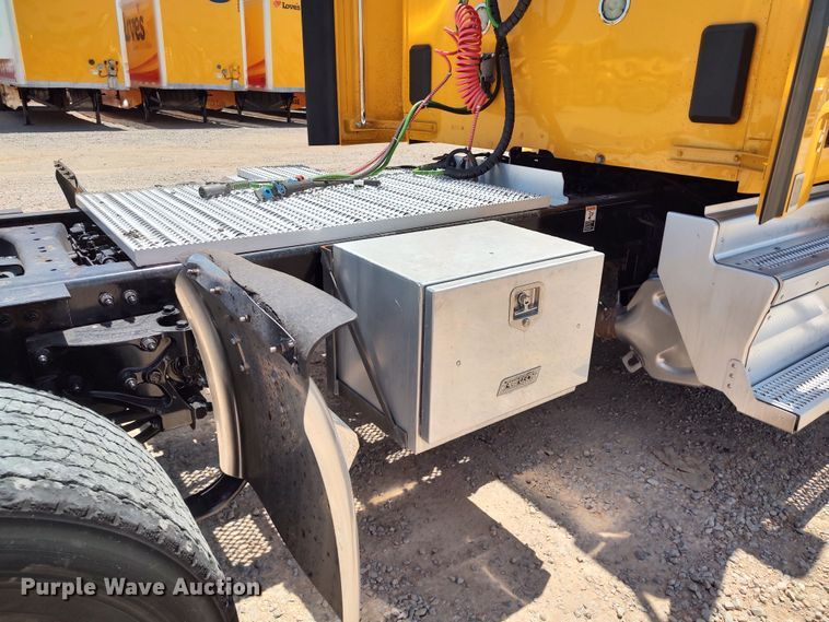 image for item LU9113 2019 Peterbilt 579  semi truck