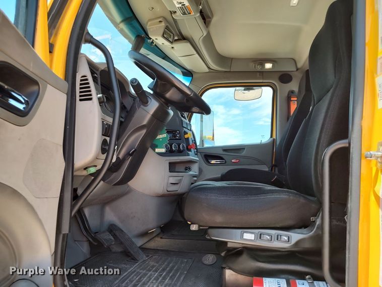 image for item LU9113 2019 Peterbilt 579  semi truck