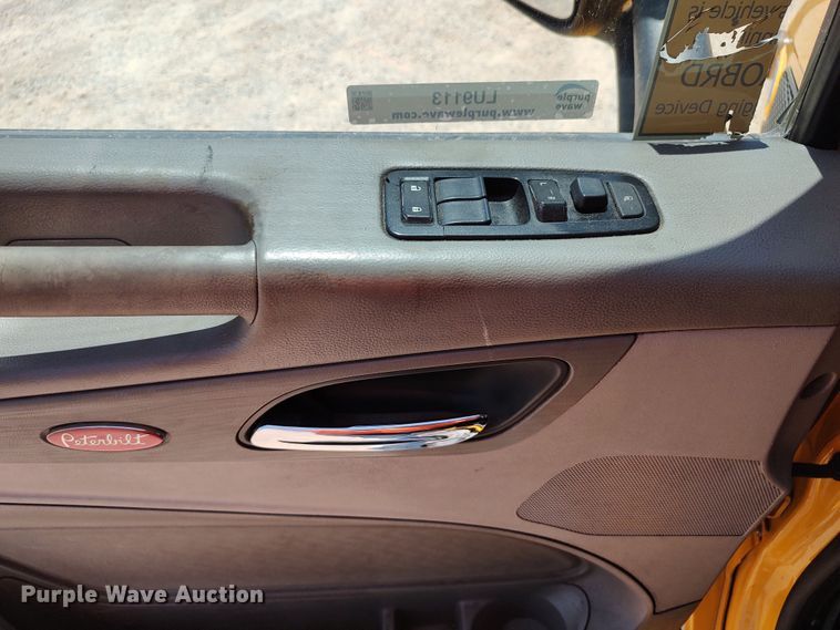 image for item LU9113 2019 Peterbilt 579  semi truck