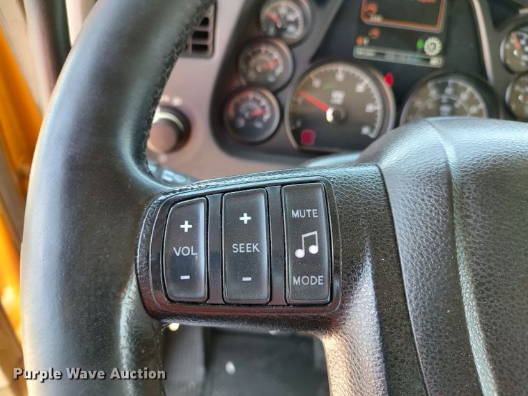 image for item LU9113 2019 Peterbilt 579  semi truck