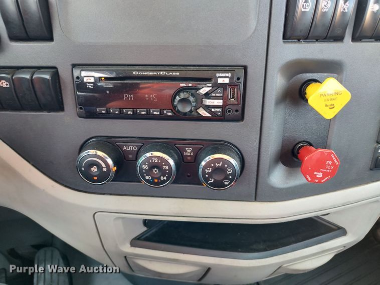 image for item LU9113 2019 Peterbilt 579  semi truck