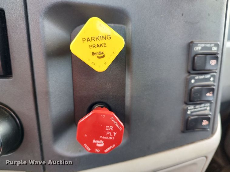 image for item LU9113 2019 Peterbilt 579  semi truck