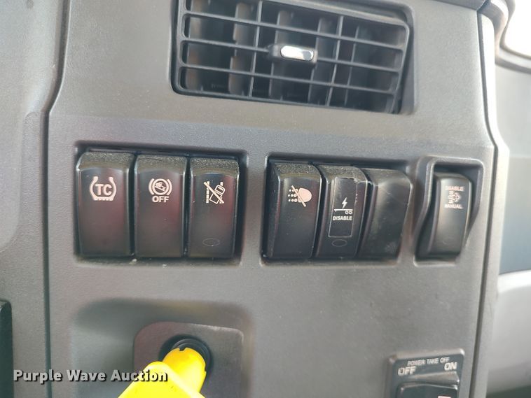 image for item LU9113 2019 Peterbilt 579  semi truck