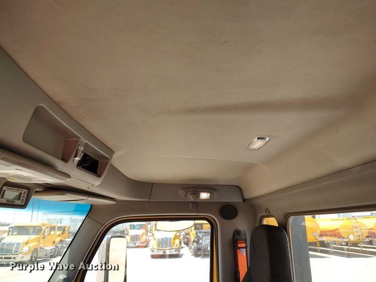 image for item LU9113 2019 Peterbilt 579  semi truck