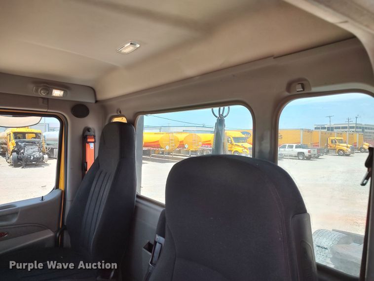 image for item LU9113 2019 Peterbilt 579  semi truck