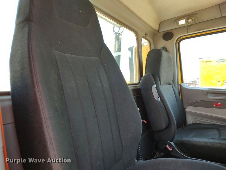 image for item LU9113 2019 Peterbilt 579  semi truck