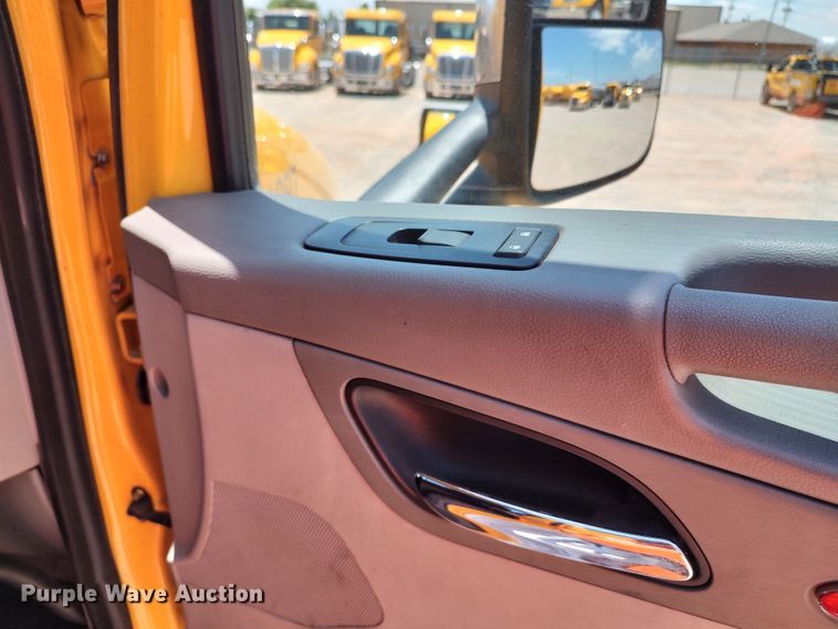 image for item LU9113 2019 Peterbilt 579  semi truck