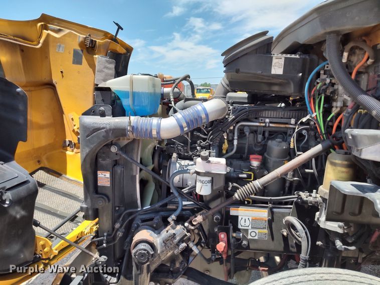 image for item LU9113 2019 Peterbilt 579  semi truck