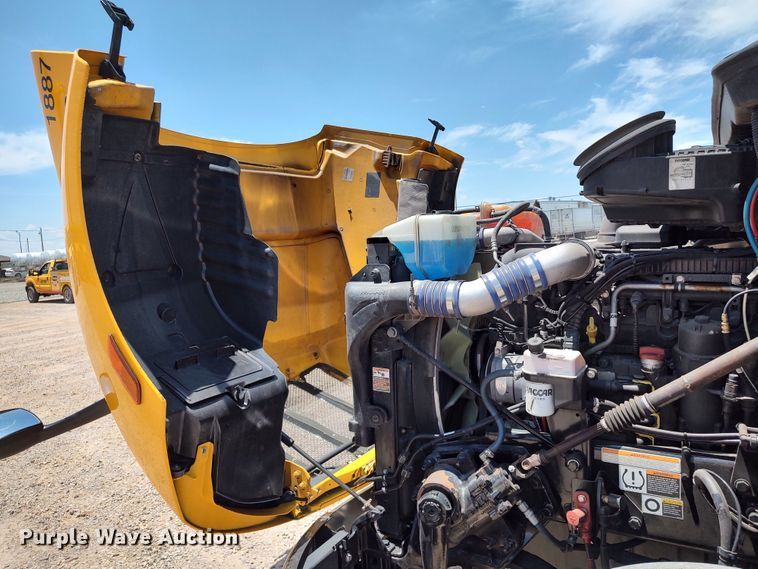 image for item LU9113 2019 Peterbilt 579  semi truck