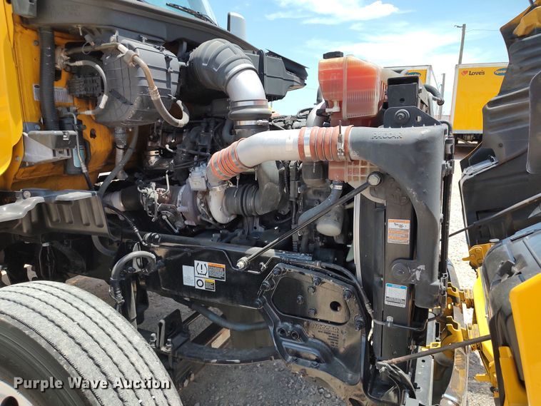 image for item LU9113 2019 Peterbilt 579  semi truck