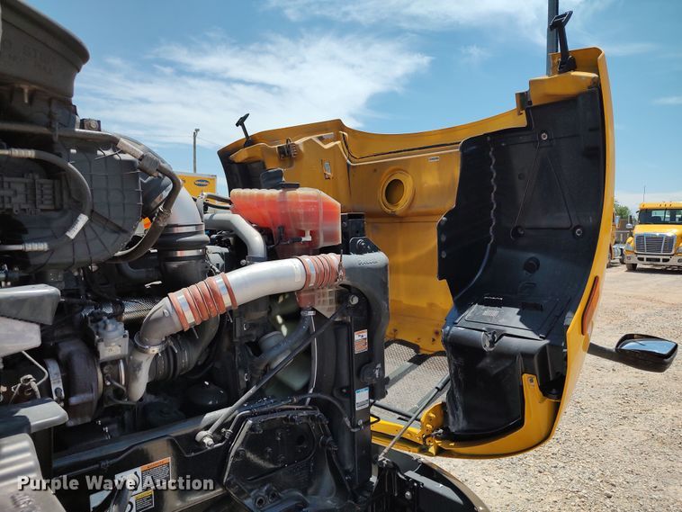 image for item LU9113 2019 Peterbilt 579  semi truck