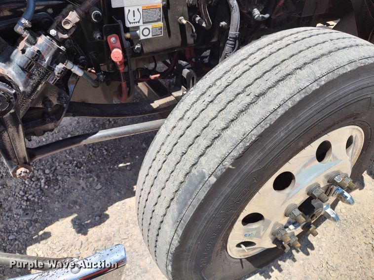 image for item LU9113 2019 Peterbilt 579  semi truck